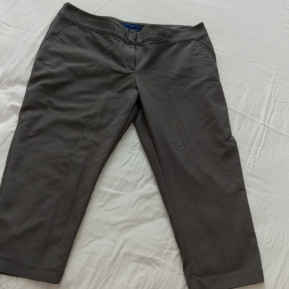 🌟3/$20🌟 Dark Gray "Torie" fit Capri pants
